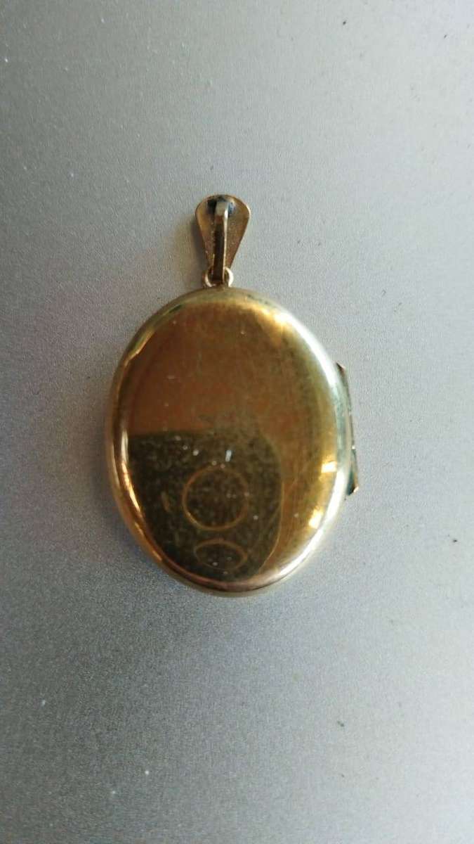 Vintage 9ct Gold Metal Core Oval Locket by JS (John Shaw)  100% Complete with All Frames & Lenses