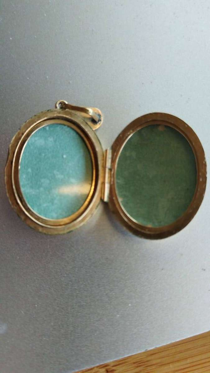 Vintage 9ct Gold Metal Core Oval Locket by JS (John Shaw)  100% Complete with All Frames & Lenses