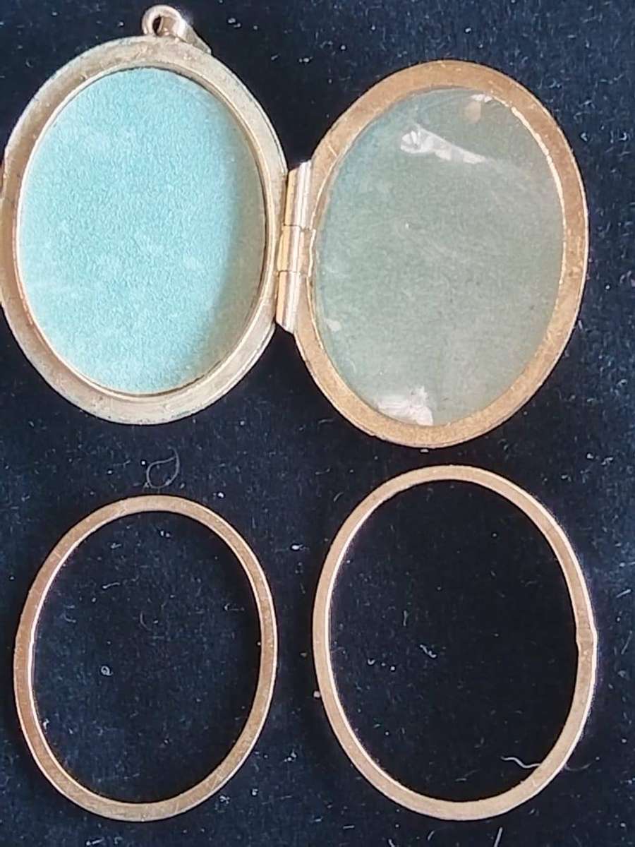 Vintage 9ct Gold Metal Core Oval Locket by JS (John Shaw)  100% Complete with All Frames & Lenses