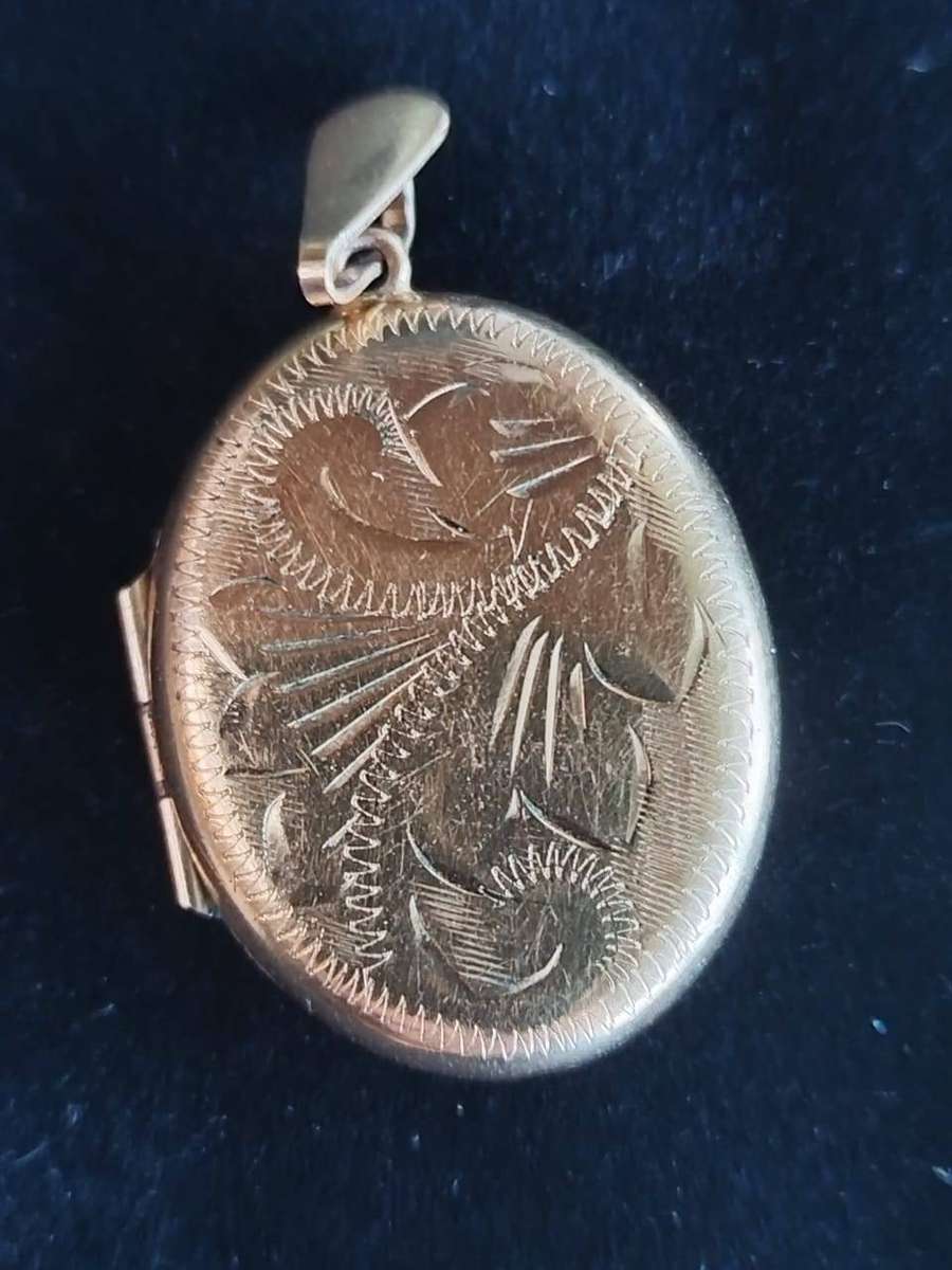 Vintage 9ct Gold Metal Core Oval Locket by JS (John Shaw)  100% Complete with All Frames & Lenses