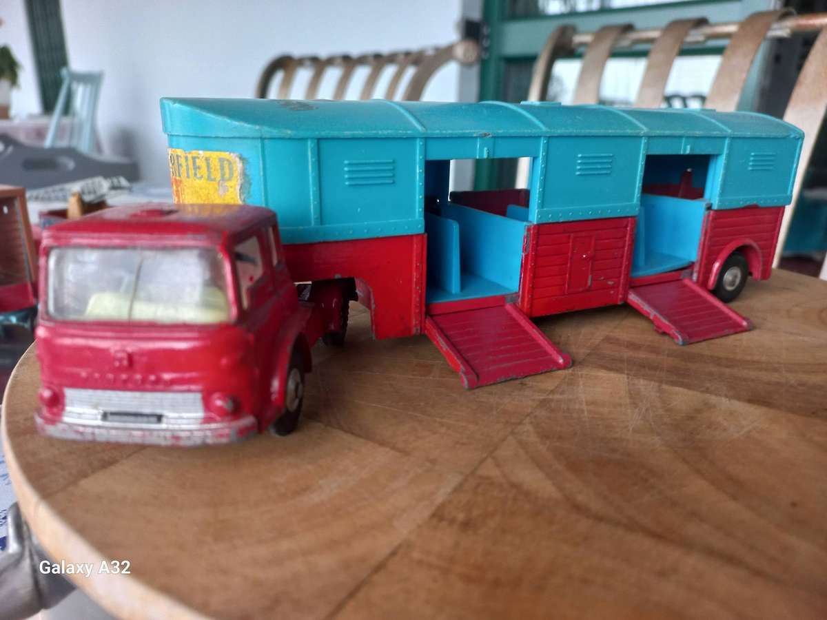 Corgi chipperfield truck