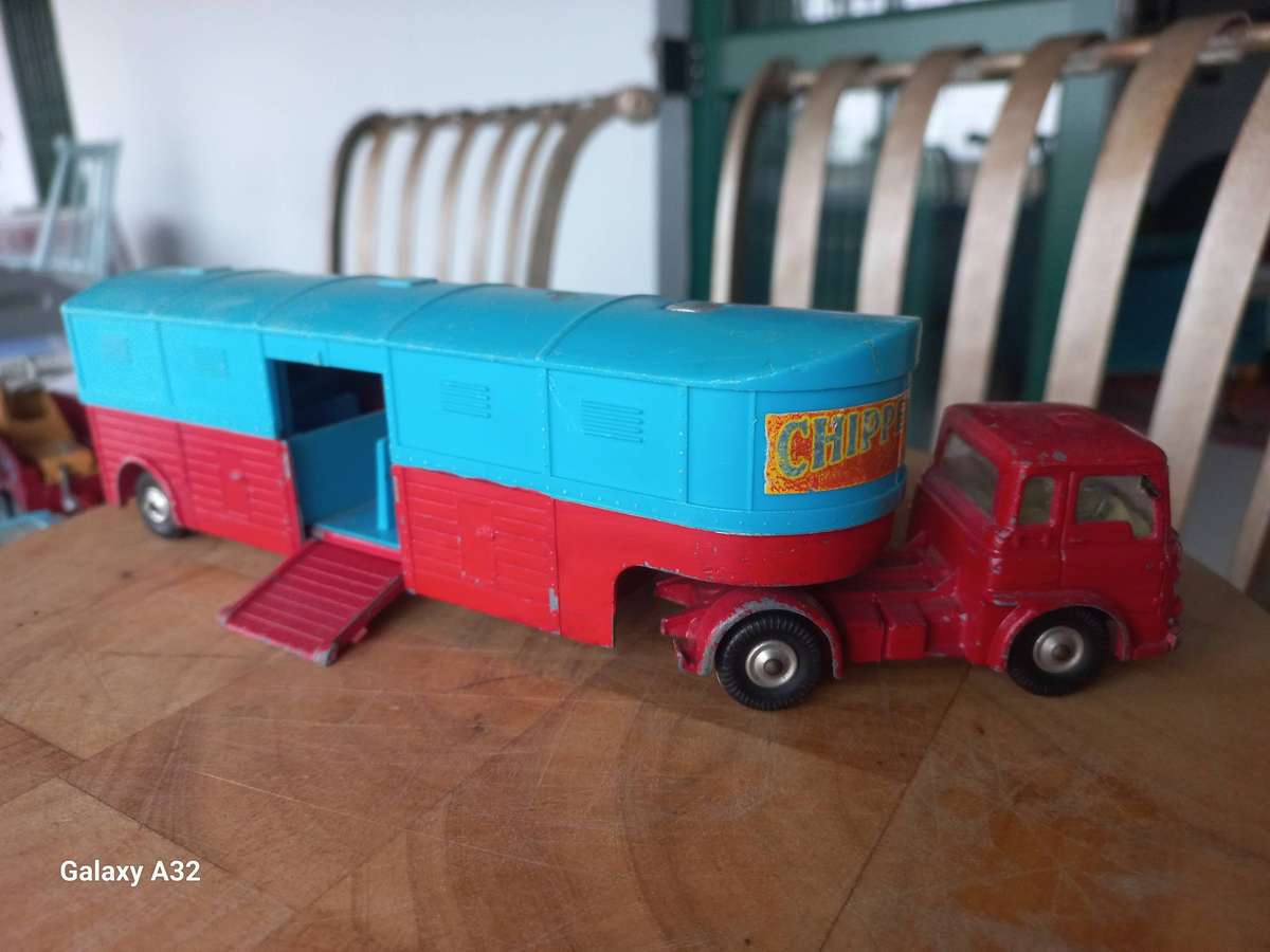 Corgi chipperfield truck