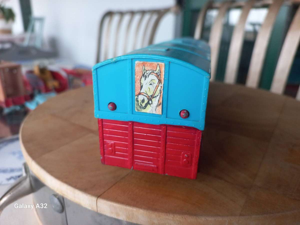 Corgi chipperfield truck