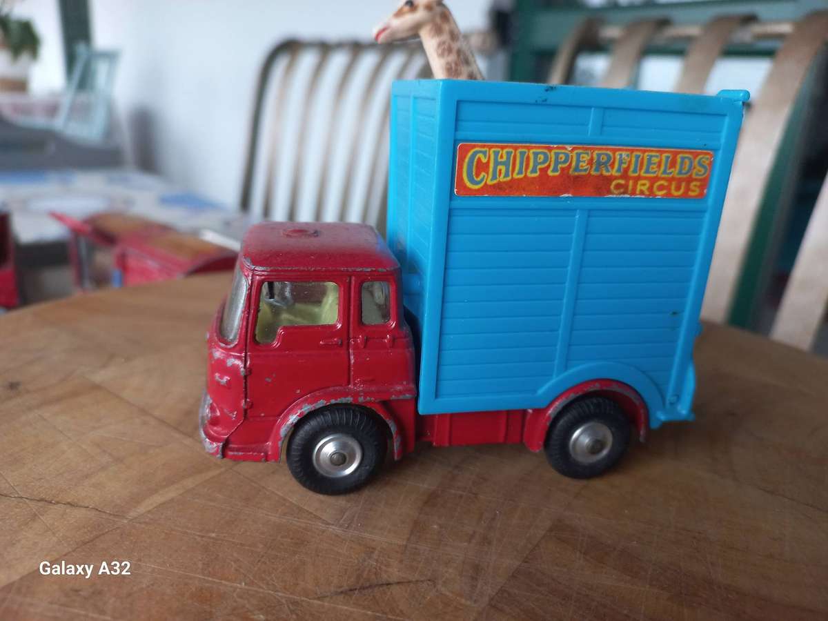 Corgi chipperfield circus bedford giraffe truck