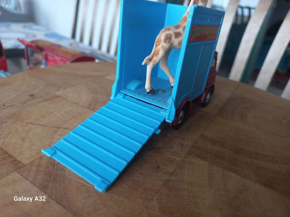 Corgi chipperfield circus bedford giraffe truck
