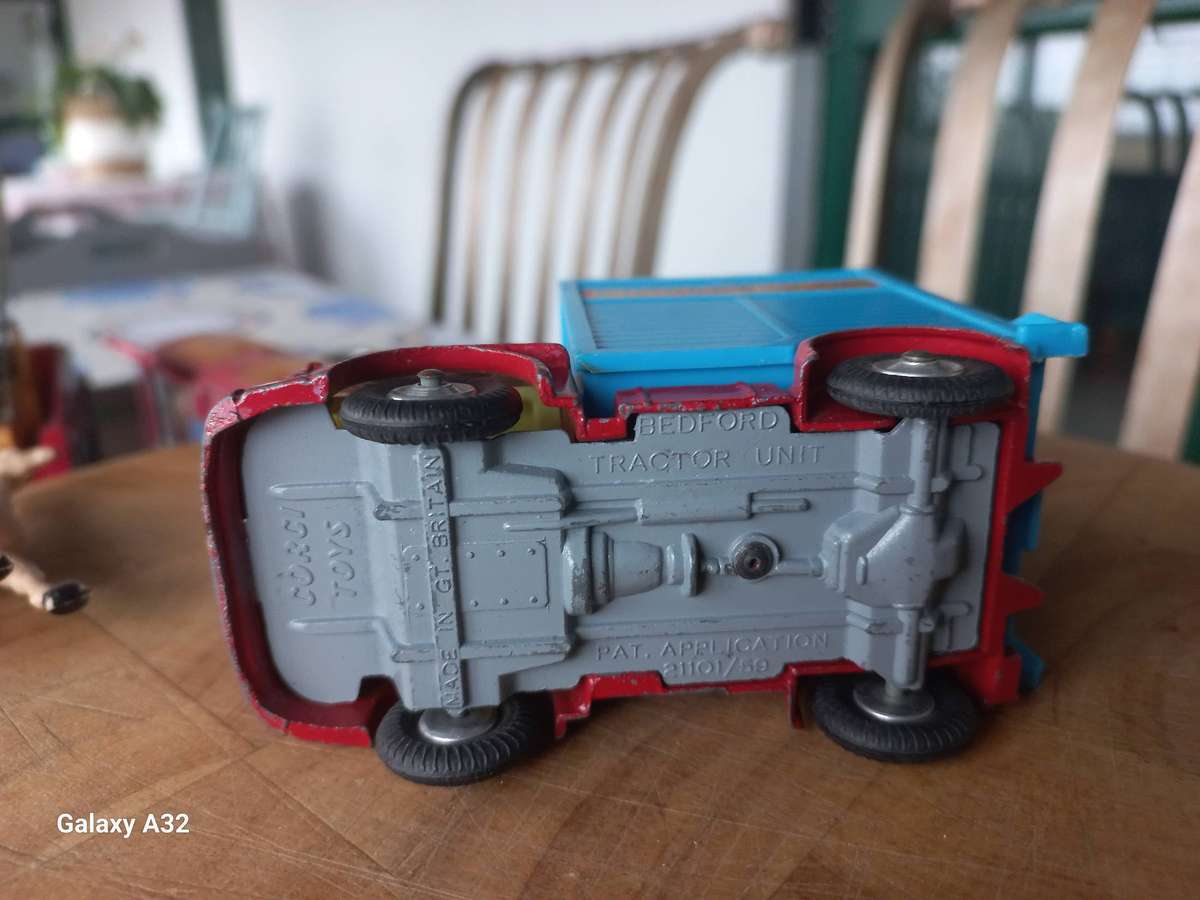 Corgi chipperfield circus bedford giraffe truck