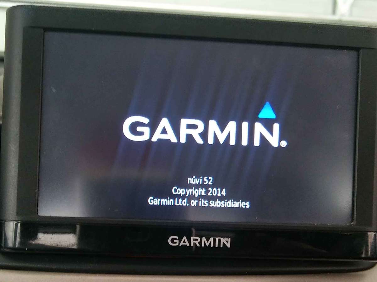 Garmin Nuvi 52 GPS With Car Charger And Window Mounting Bracket (Suction Cup) Battery Life + 1hr
