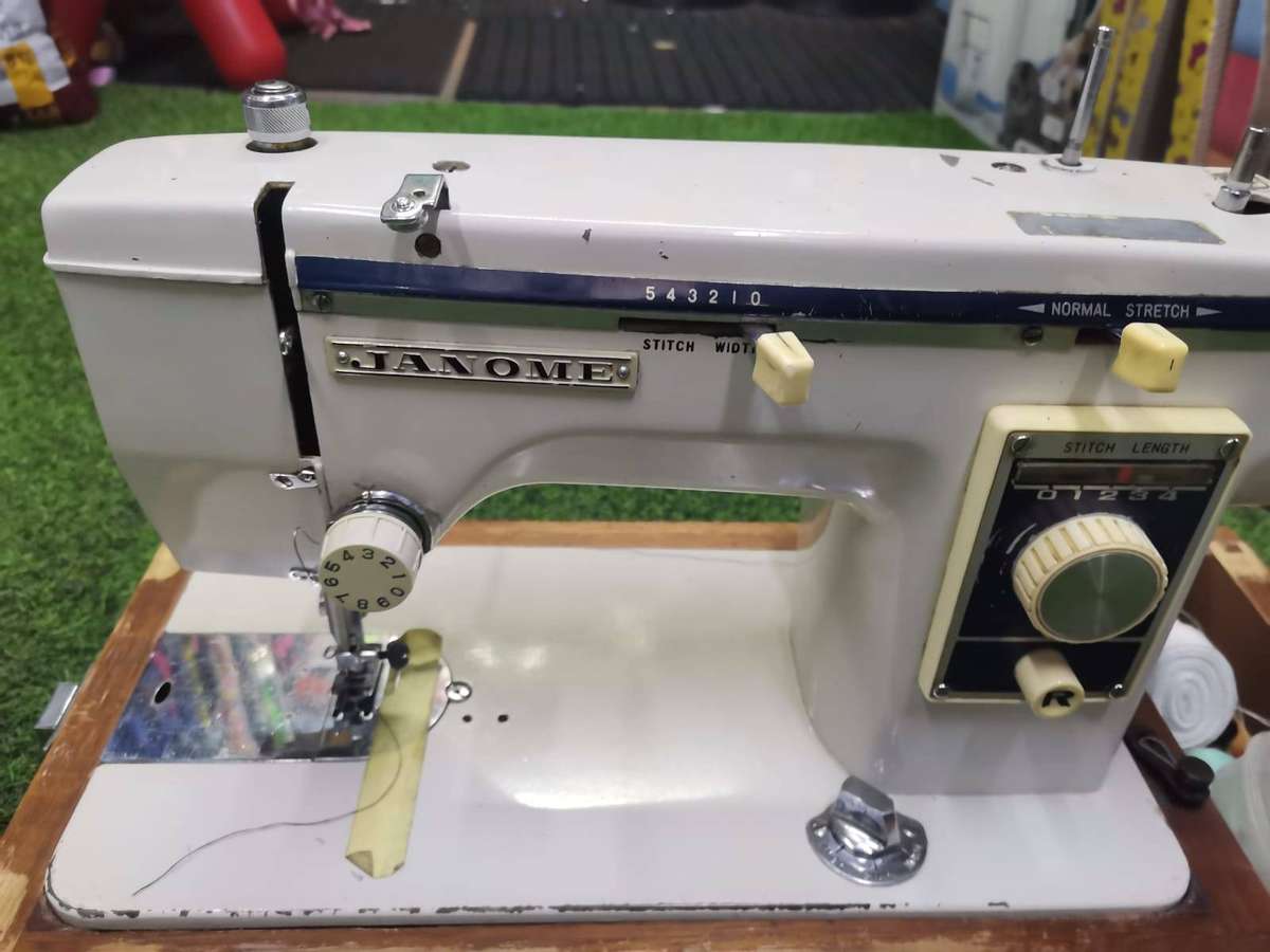 JANOME SEWING MACHINE WITH WOODEN BOX-HOLDER