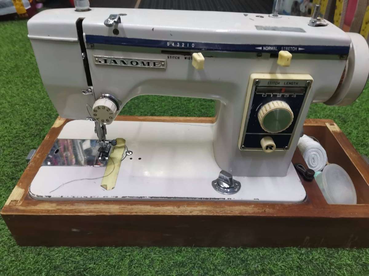 JANOME SEWING MACHINE WITH WOODEN BOX-HOLDER