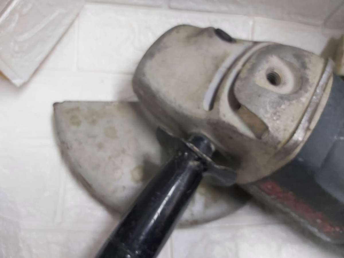 BOSCH GWS-22-230 ANGLE GRINDER --PROFESSIONAL RANGE