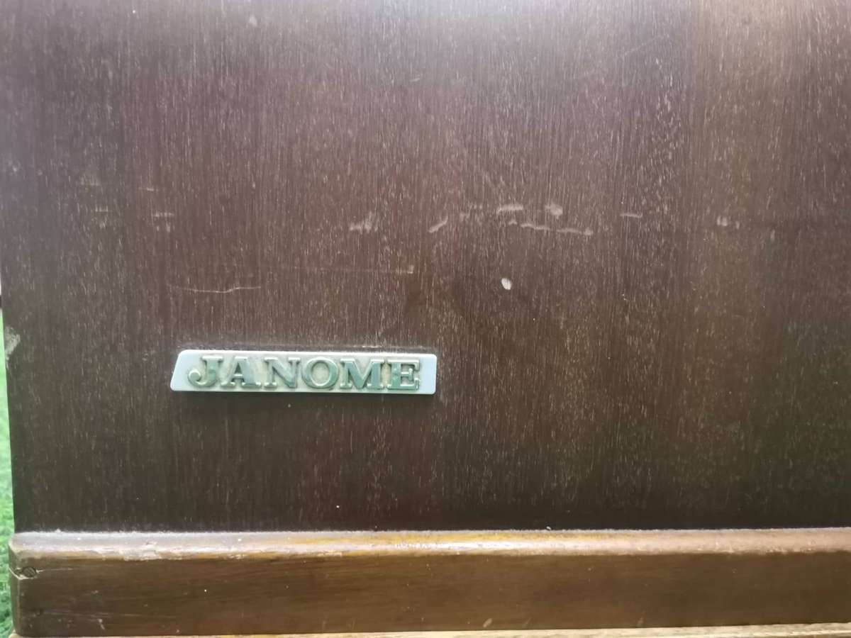 JANOME SEWING MACHINE WITH WOODEN BOX-HOLDER