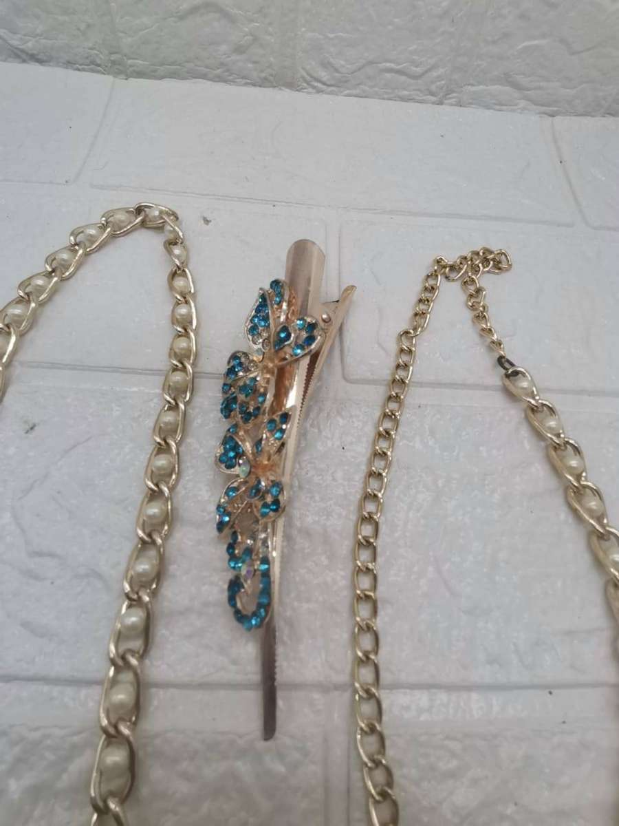 GENERIC PEARL NECKLACE WITH HAIR CLIP