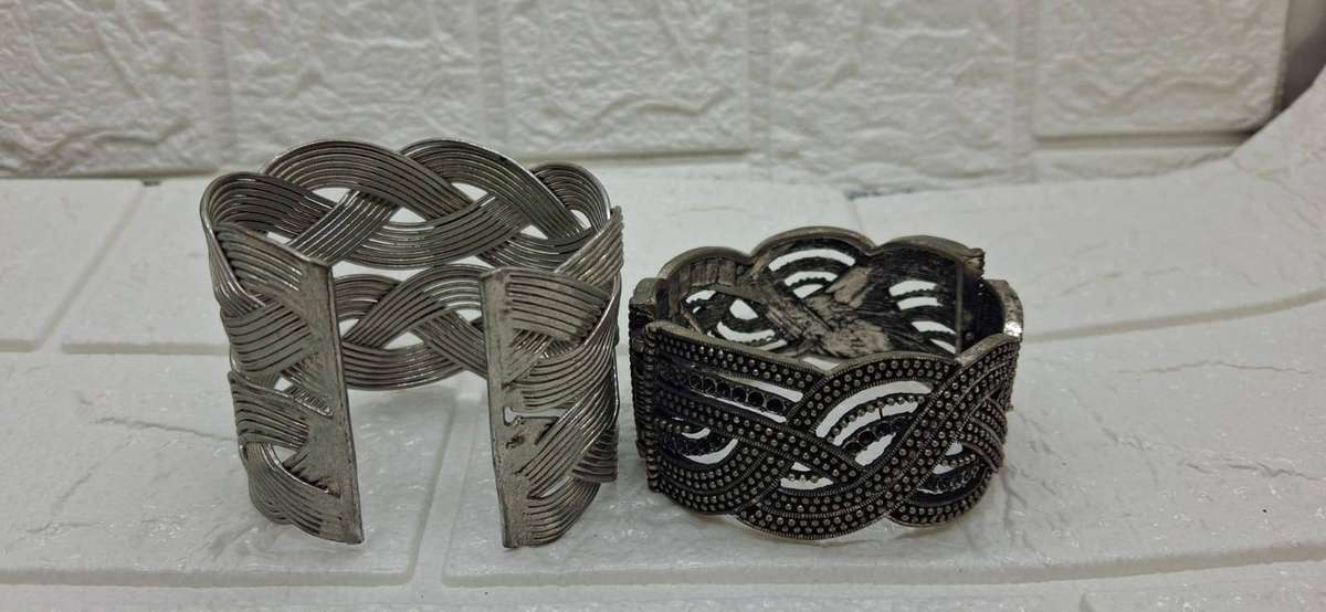 COSMETIC JEWELLERY BRACELETS ---GREAT STYLE-LOT 8