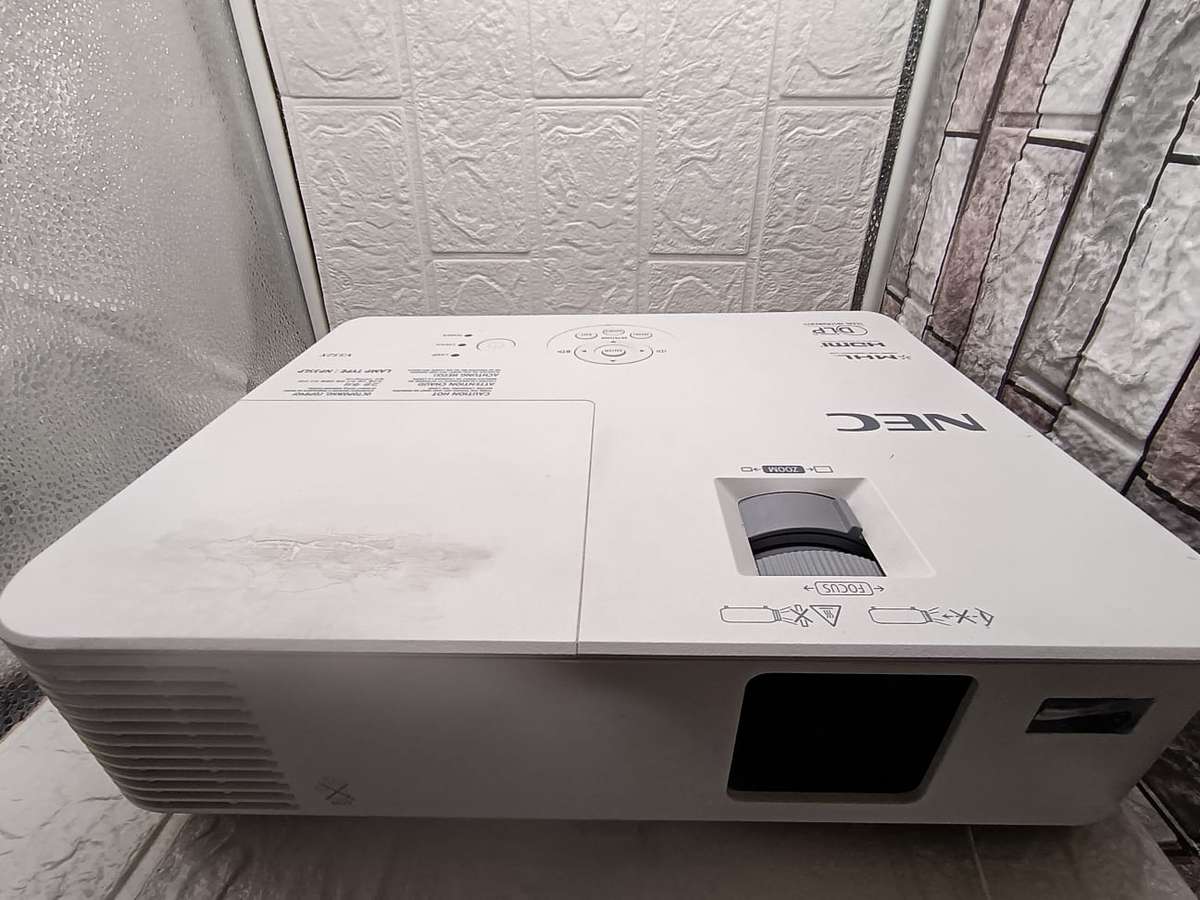 NEC PROJECTOR HDMI-MHL-DLP V332X--GET IT THIS WEEKEND
