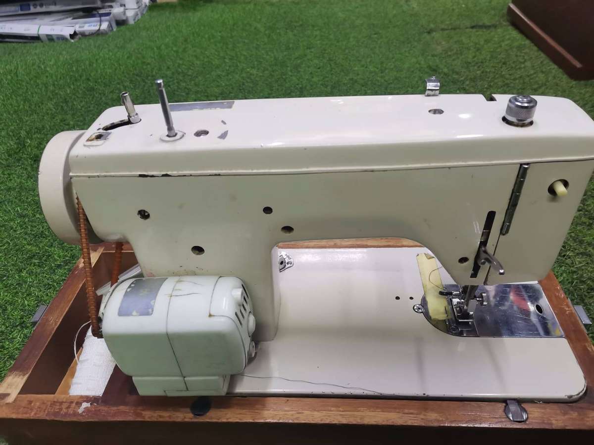 JANOME SEWING MACHINE WITH WOODEN BOX-HOLDER