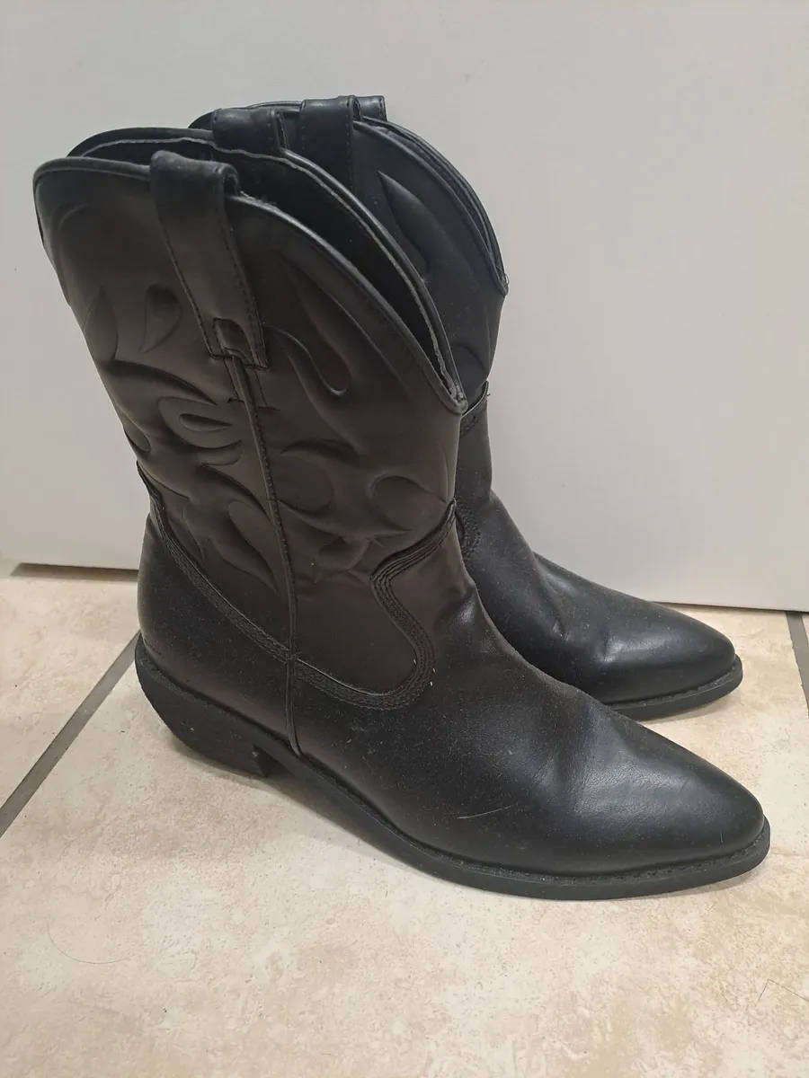C2. Black Boots Size 39