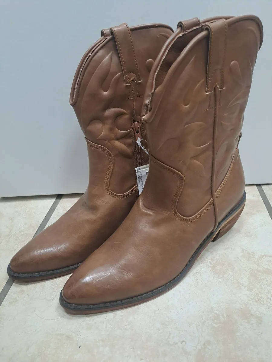 C3. Brown Boots Size 39