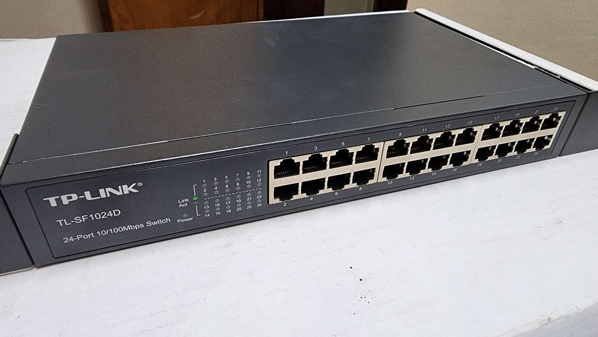 One lot of Networking Equipment (Routers / Switches) ***READ DESCRIPTION***