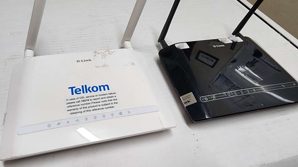 One lot of Networking Equipment (Routers / Switches) ***READ DESCRIPTION***