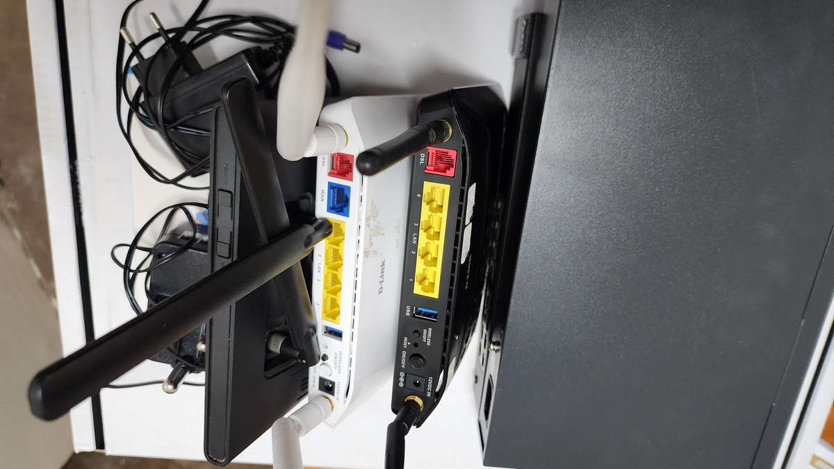 One lot of Networking Equipment (Routers / Switches) ***READ DESCRIPTION***