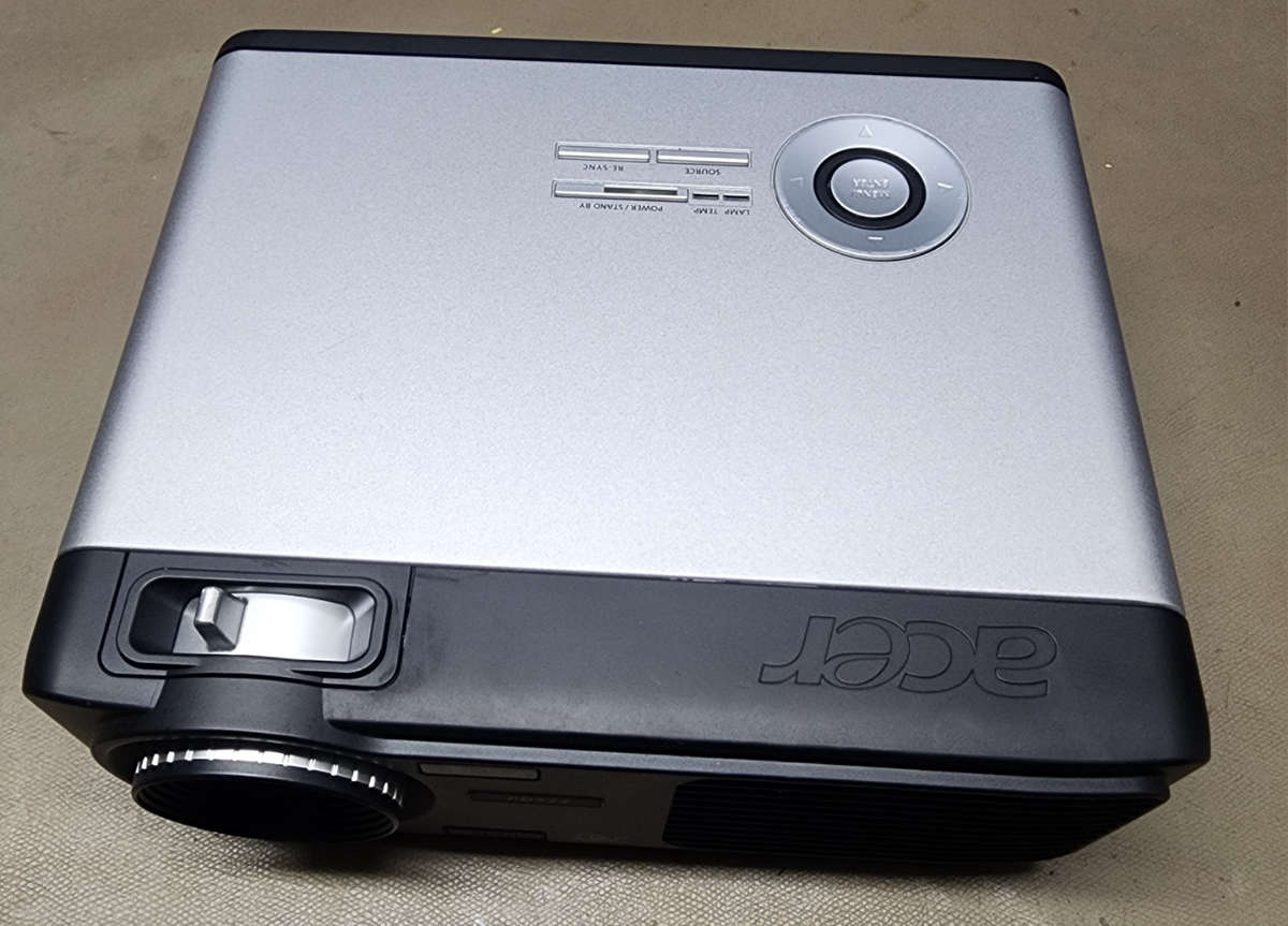 Acer PD523 XGA DLP Projector (2400 Lumens)