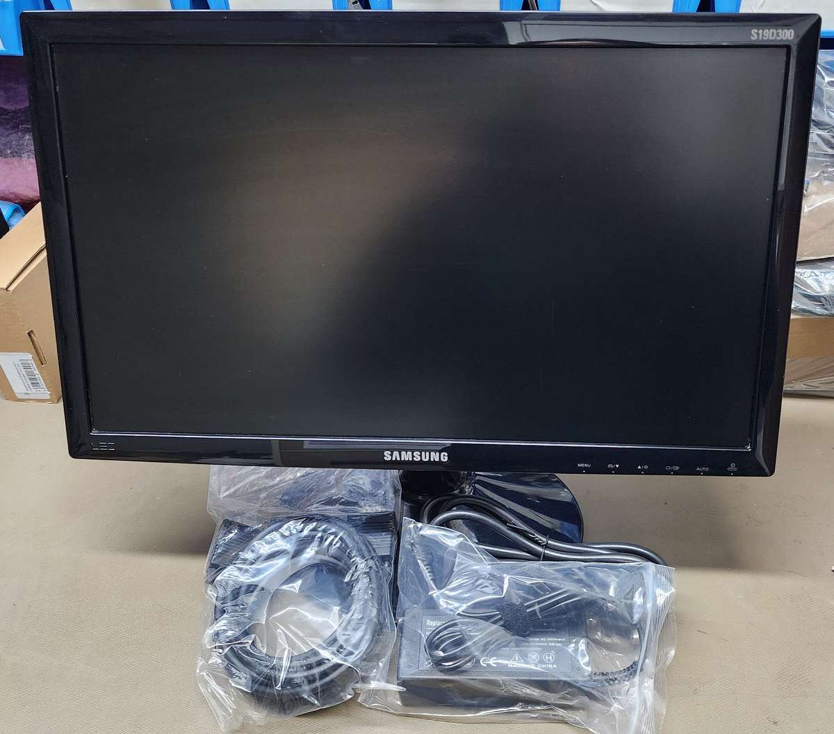 Samsung S19D300NY  18.5" (16:9) 1366x768 resolution LED backlit Monitor, VGA Port (BLACK)