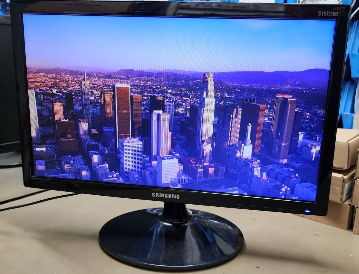 Samsung S19D300NY  18.5" (16:9) 1366x768 resolution LED backlit Monitor, VGA Port (BLACK)