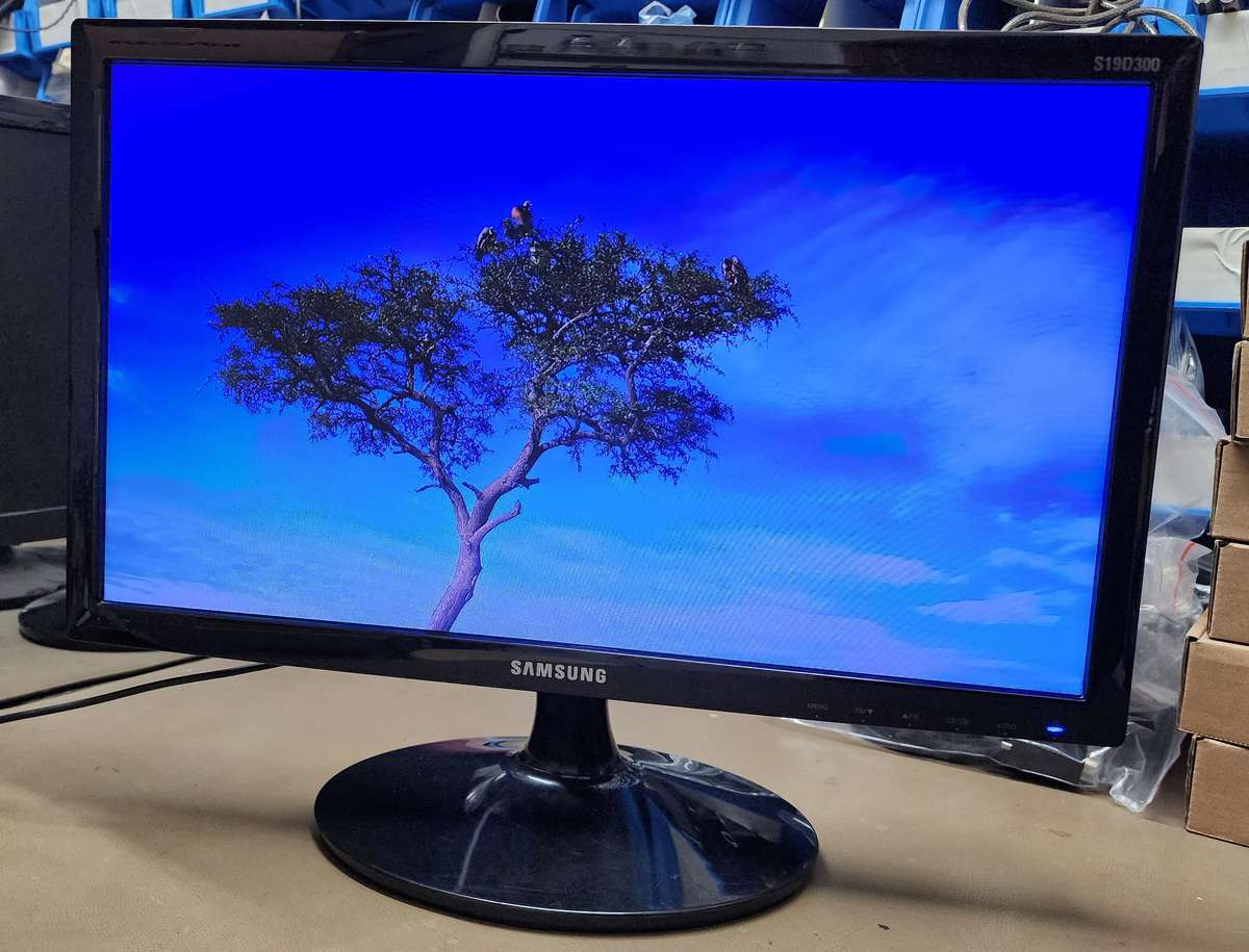 Samsung S19D300NY  18.5" (16:9) 1366x768 resolution LED backlit Monitor, VGA Port (BLACK)