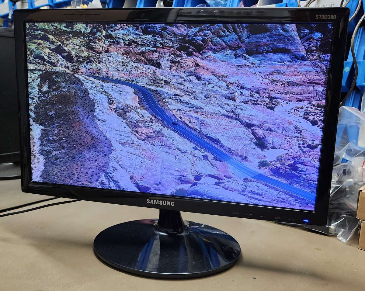 Samsung S19D300NY  18.5" (16:9) 1366x768 resolution LED backlit Monitor, VGA Port (BLACK)