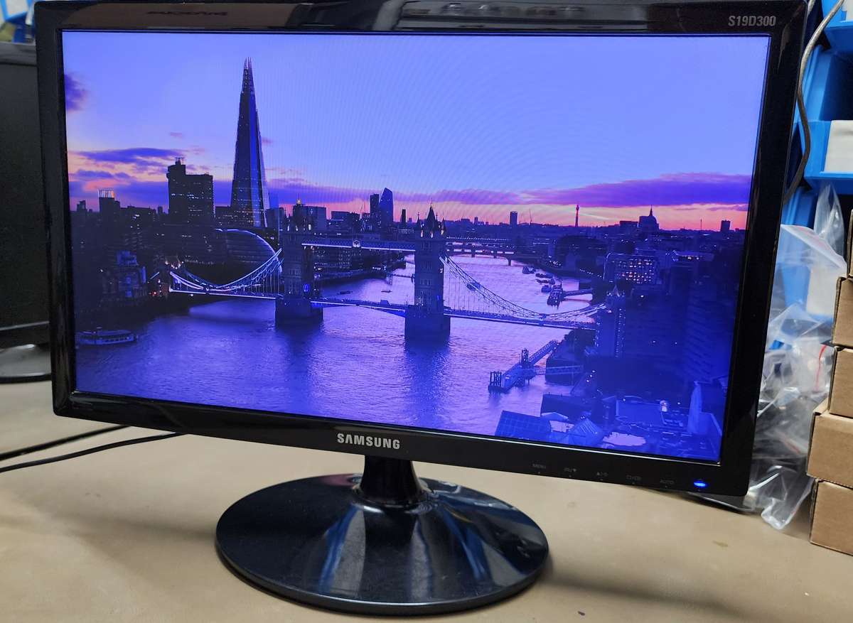 Samsung S19D300NY  18.5" (16:9) 1366x768 resolution LED backlit Monitor, VGA Port (BLACK)