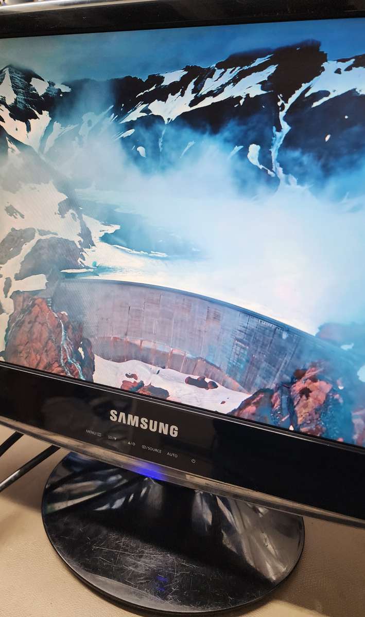 2 x Working LCD Monitors (One Lot) - Samsung & AOC