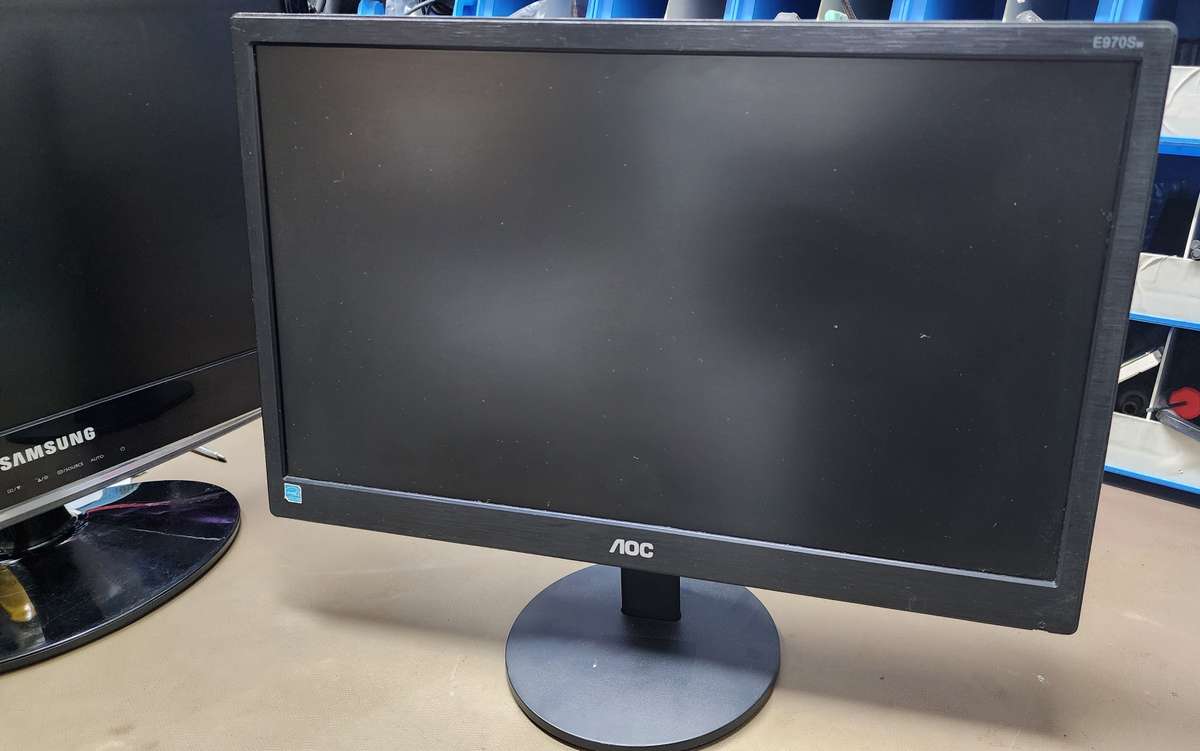 2 x Working LCD Monitors (One Lot) - Samsung & AOC