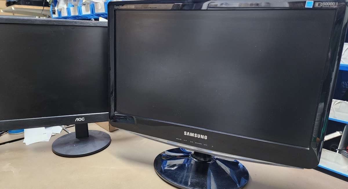 2 x Working LCD Monitors (One Lot) - Samsung & AOC