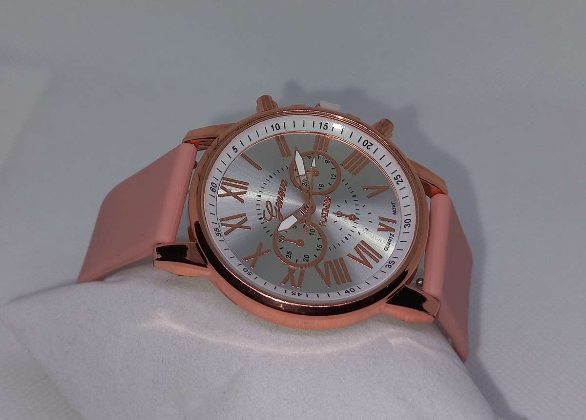Rose gold color fashion watch
