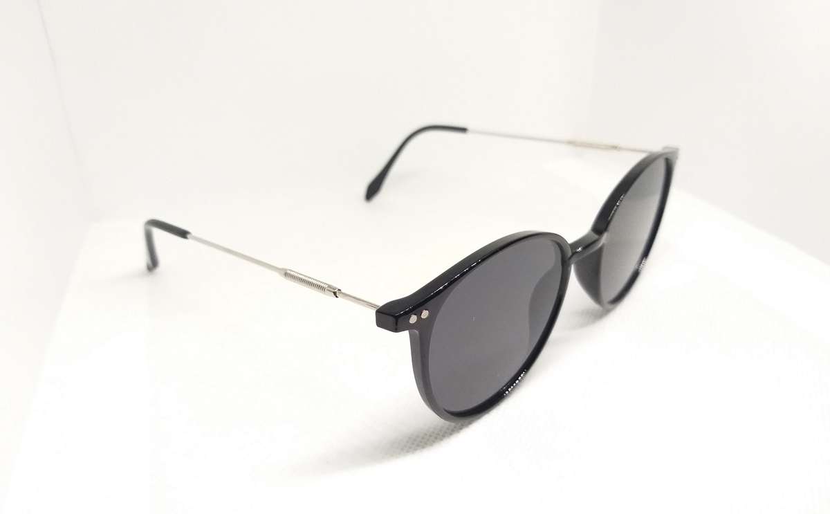 Womans sunglasses  in flowery neoprene zip bag