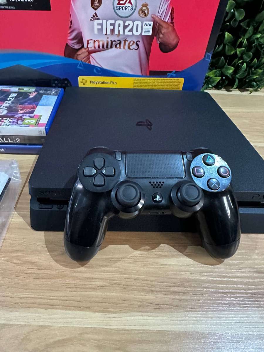 PlayStation 4 Slim 1TB + 1 Controller + 3 Games