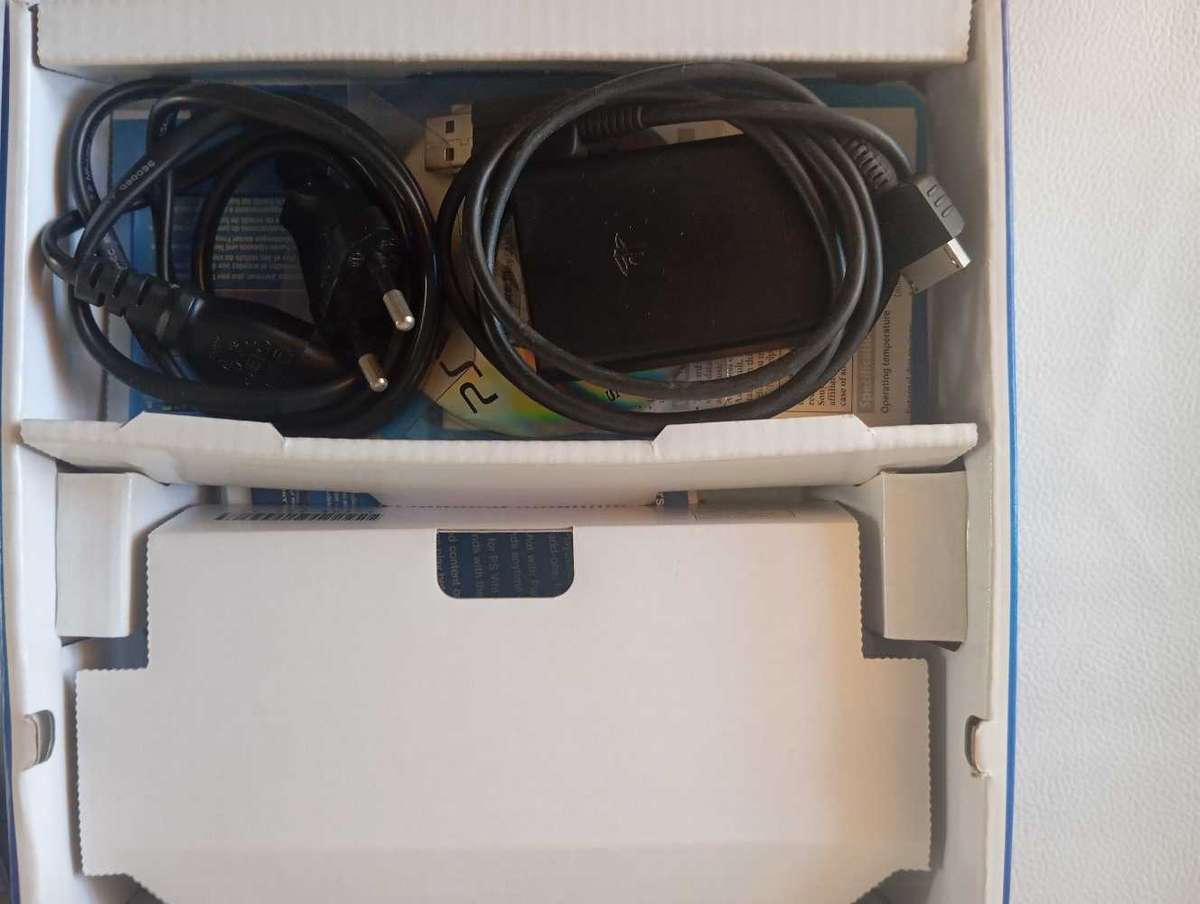 PlayStation Vita 1004  Mint Condition (Complete with Box) Fast shipping