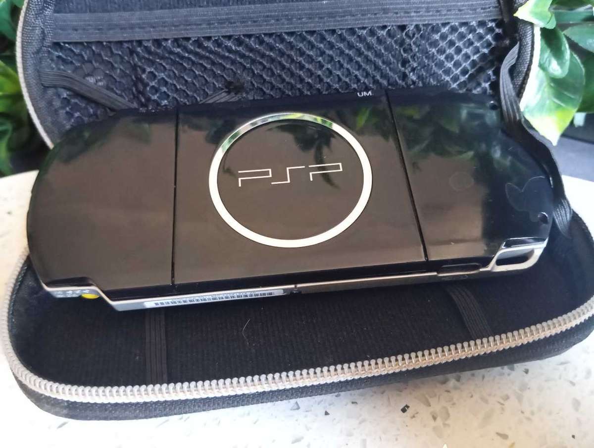 PSP 3004 loaded with over 40 games
