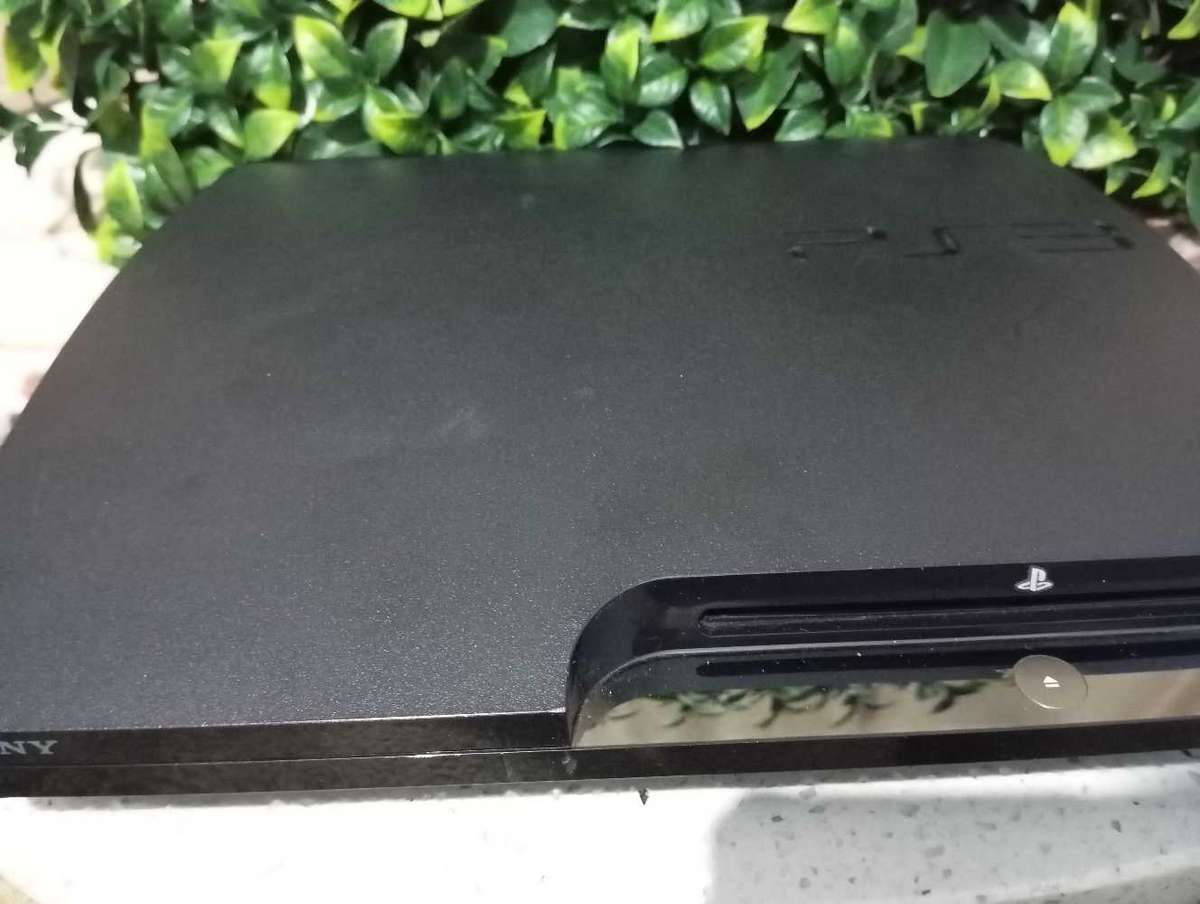 PS3 slim 1tb + 2 games