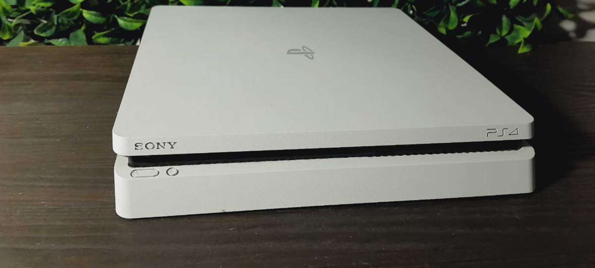 PS4 Limited Edition White 500GB Console with box complete.