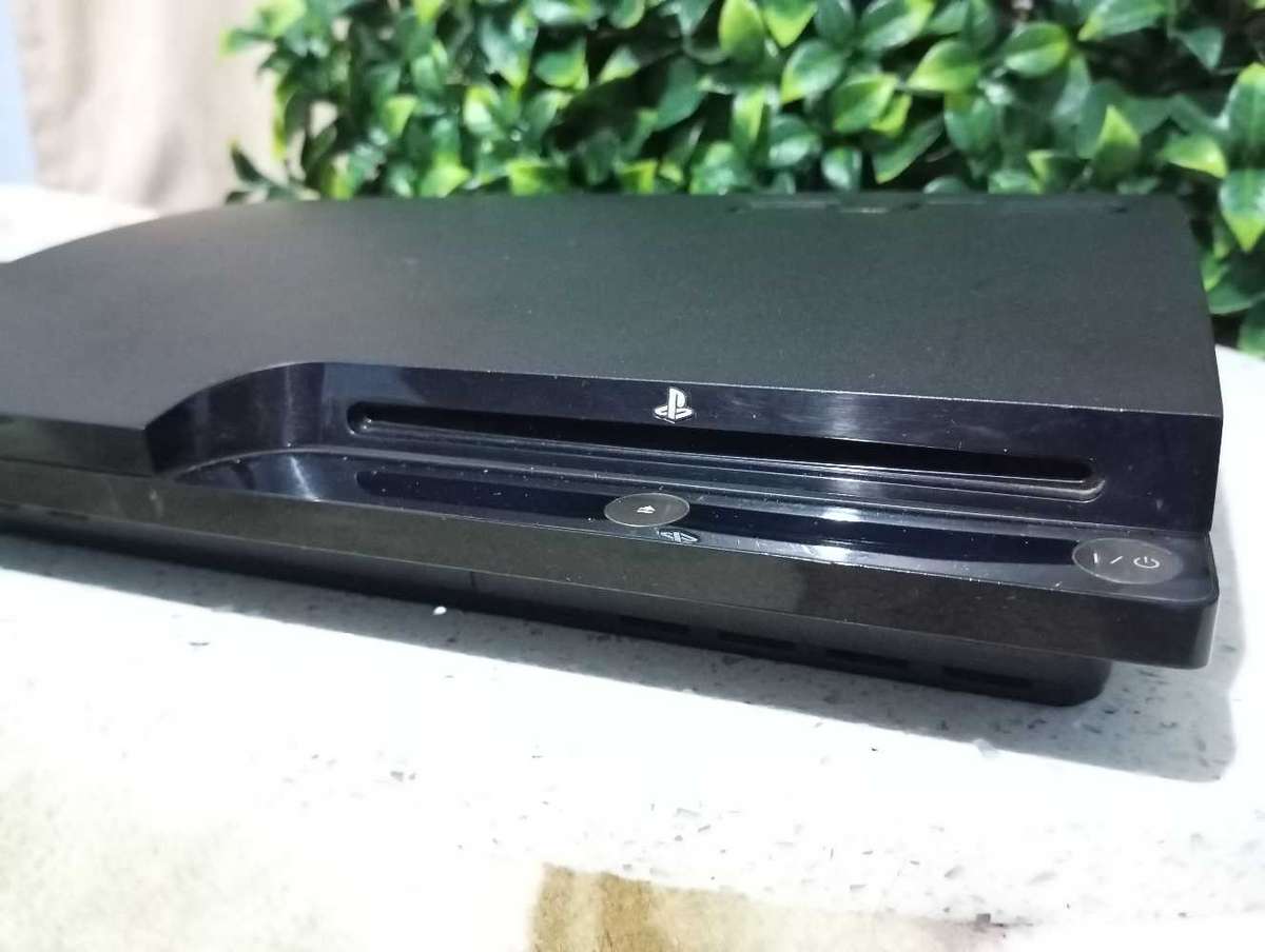 PS3 slim 1tb + 2 games