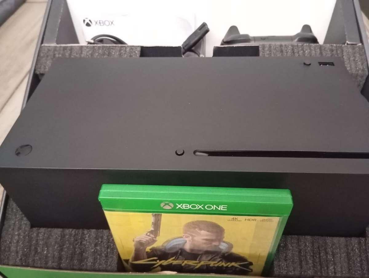 Xbox Series X Like new! + Cyberpunk 2077