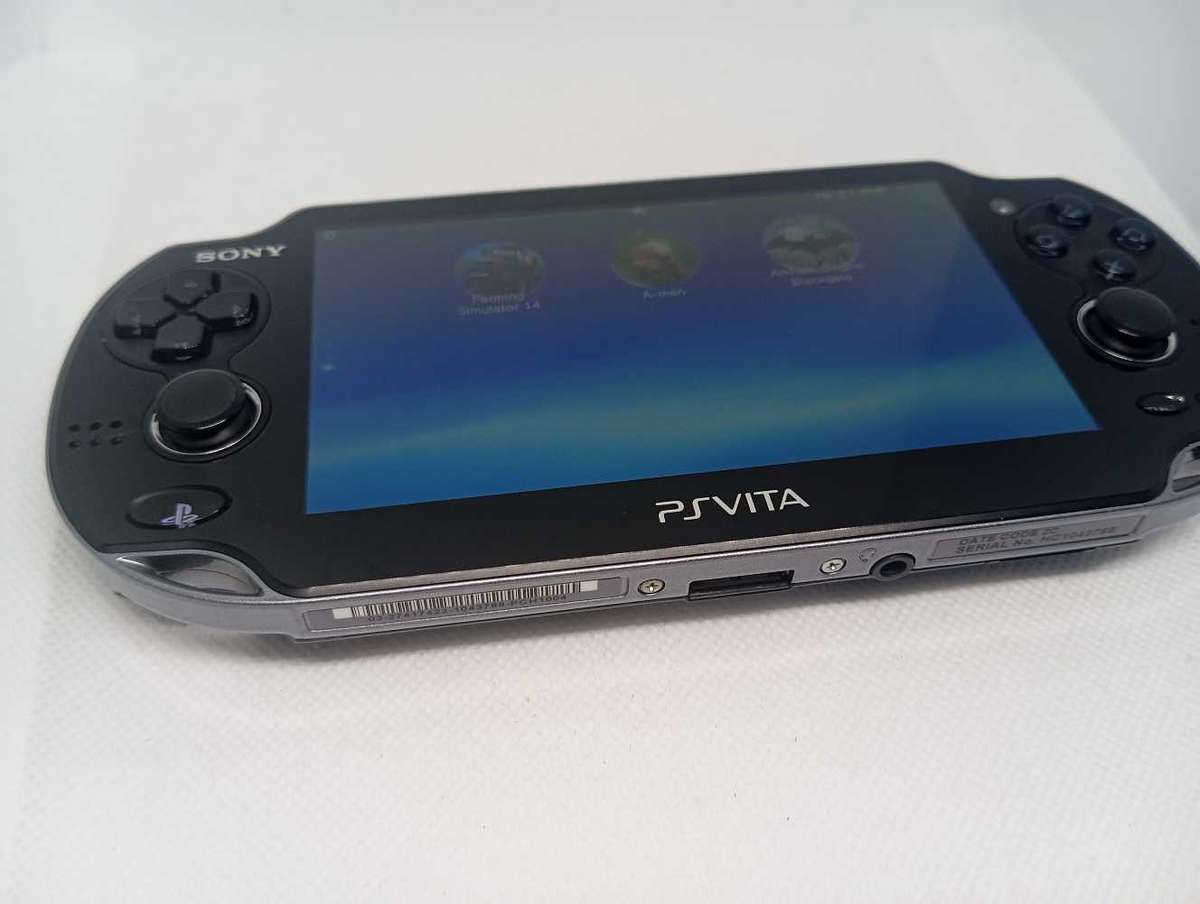 PlayStation Vita 1004  Mint Condition (Complete with Box) Fast shipping