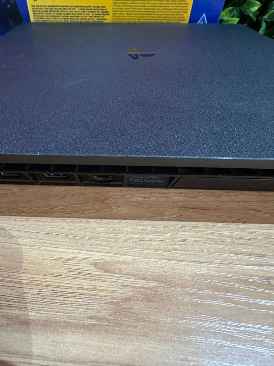 PlayStation 4 Slim 1TB + 1 Controller + 3 Games