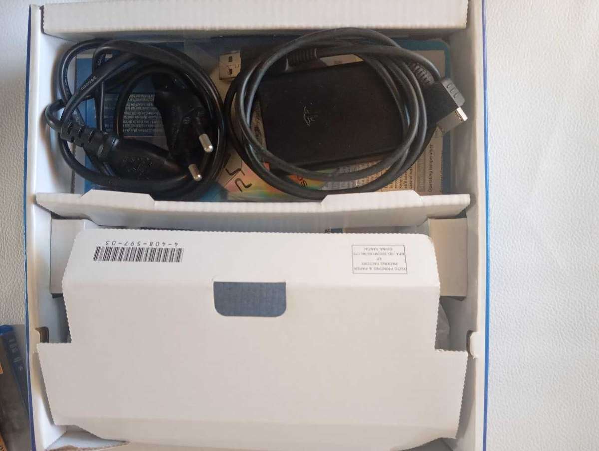 PlayStation Vita 1004  Mint Condition (Complete with Box) Fast shipping