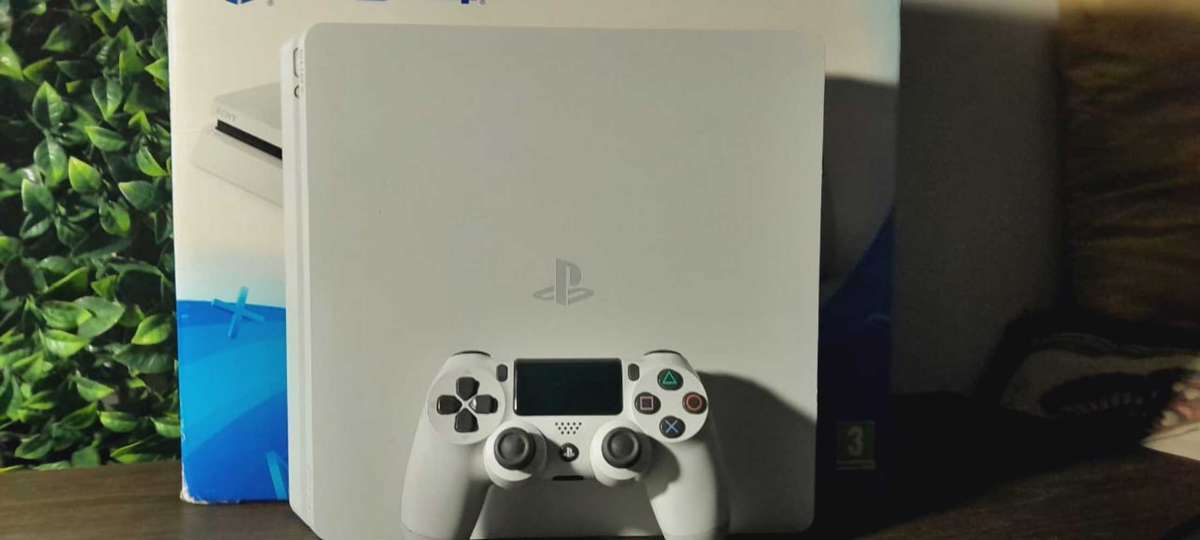 PS4 Limited Edition White 500GB Console with box complete.