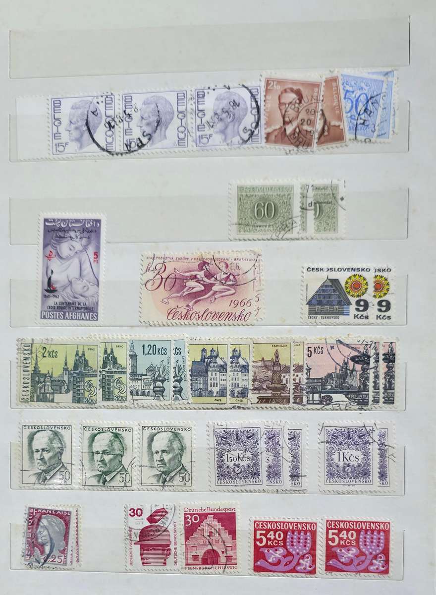 Stock Book: Medium Size 10/20 White with World Used - Nice Starter