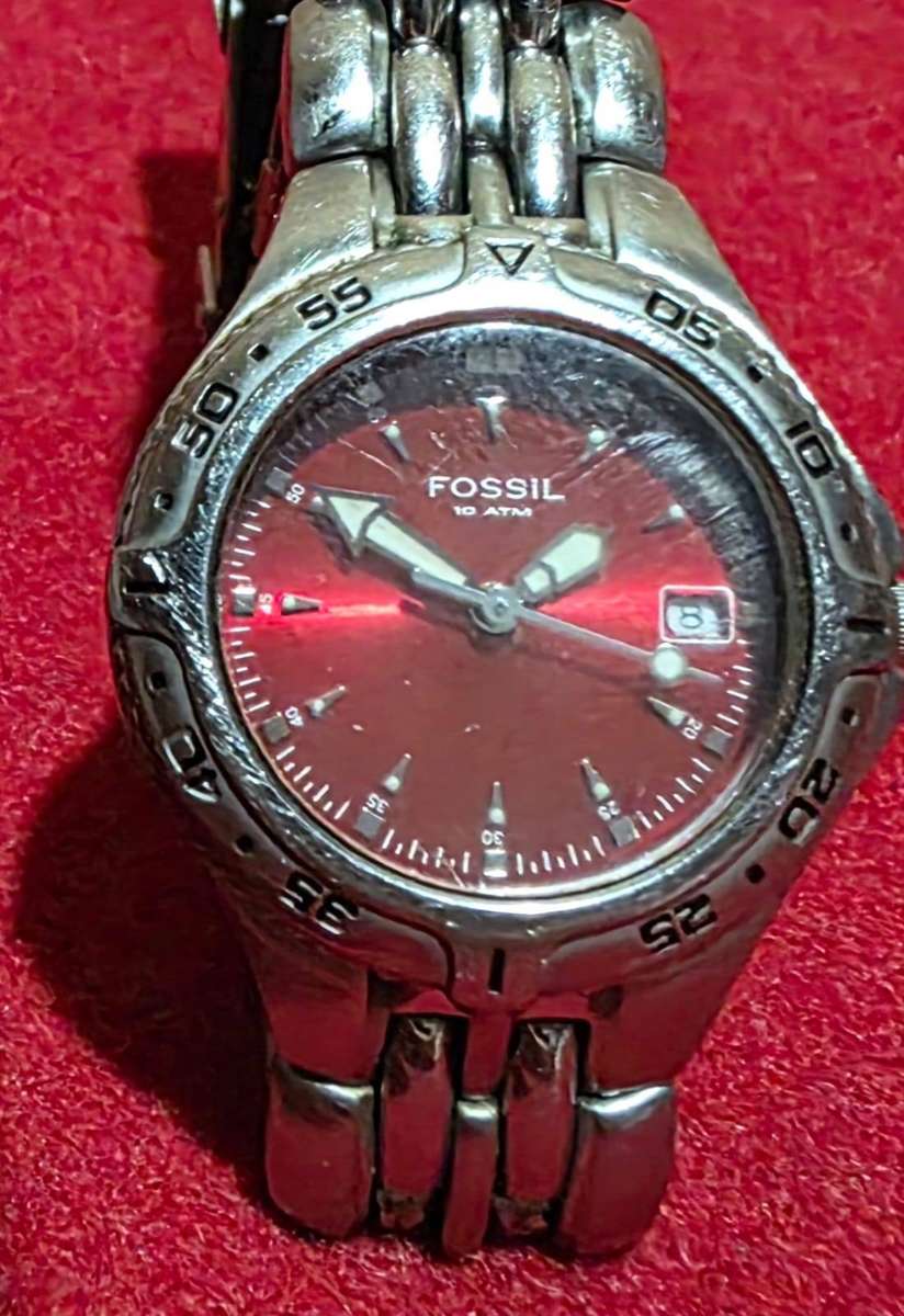 Fossil 10 ATM red dial wristwatch is a stylish, water-resistant timepiece