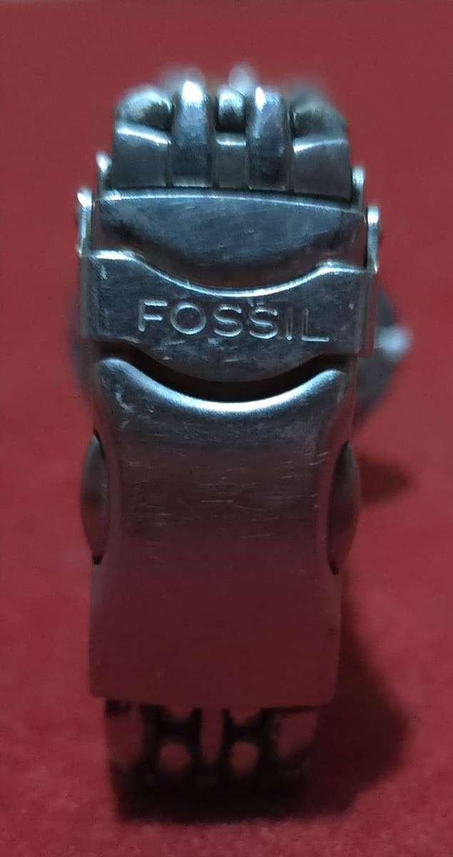 Fossil 10 ATM red dial wristwatch is a stylish, water-resistant timepiece