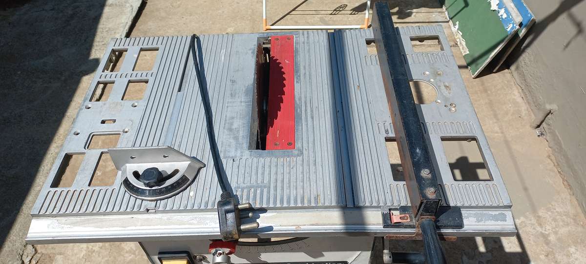 Table saw RYOBI with legs